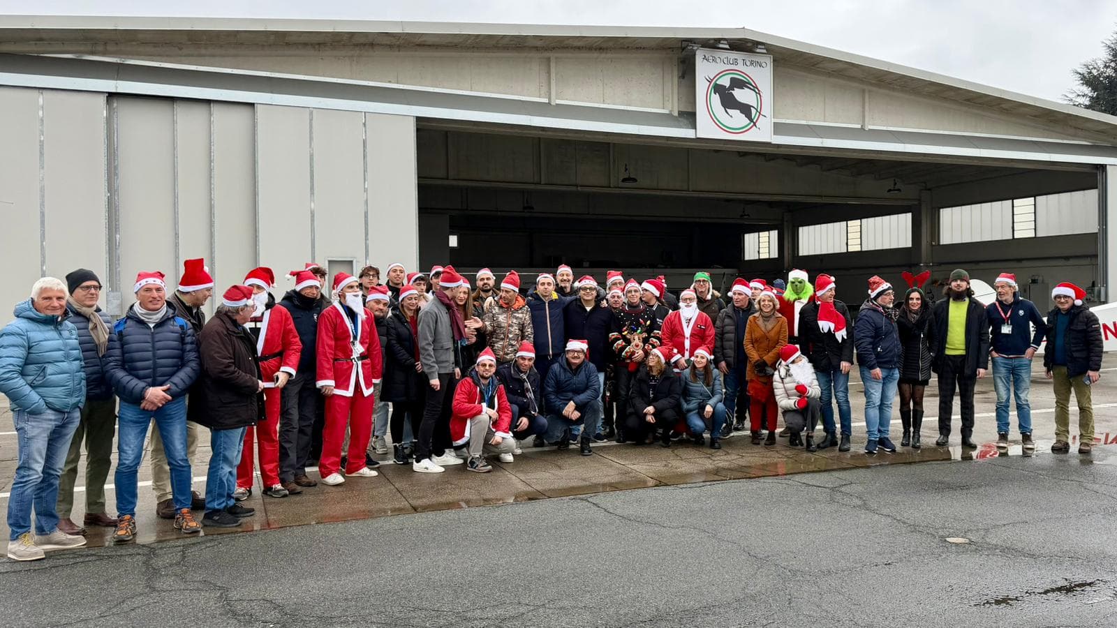 BABBI NATALE A TERRA, MA COL CUORE SEMPRE IN VOLO: L’AERO CLUB TORINO DONA ALLA RICERCA CONTRO IL CANCRO